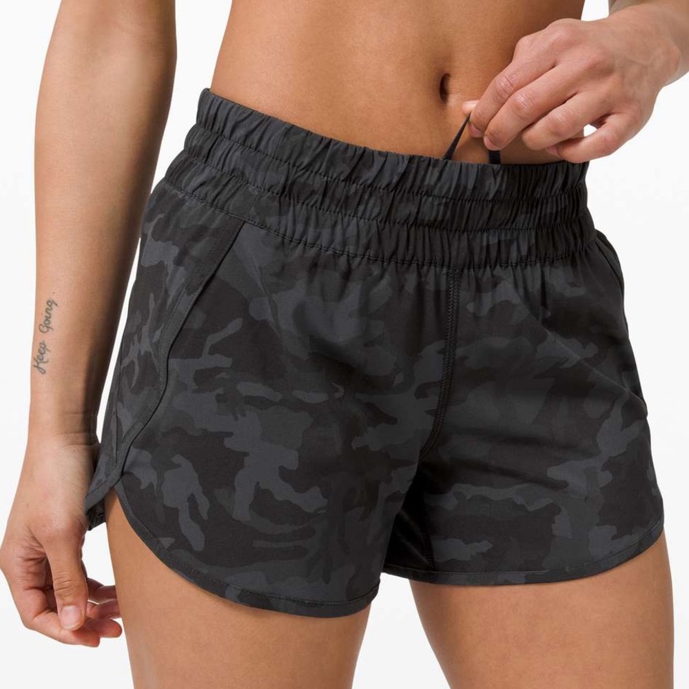 🖤 Lululemon Athletica Tracker Short V 4” Black Camo 12 🖤